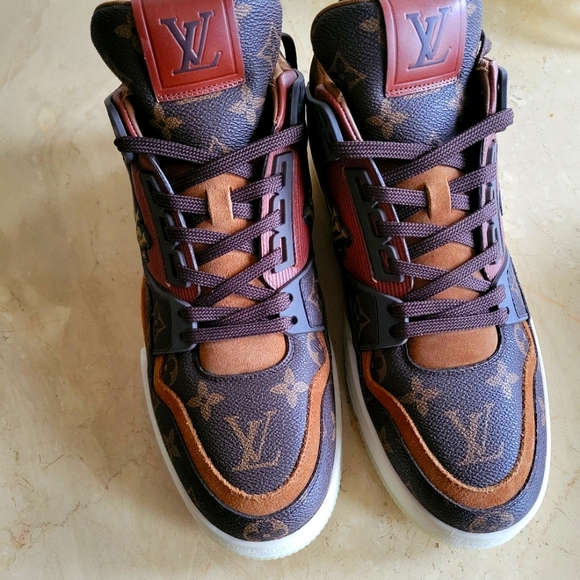 Men LV sneakers - Picture 1 of 4